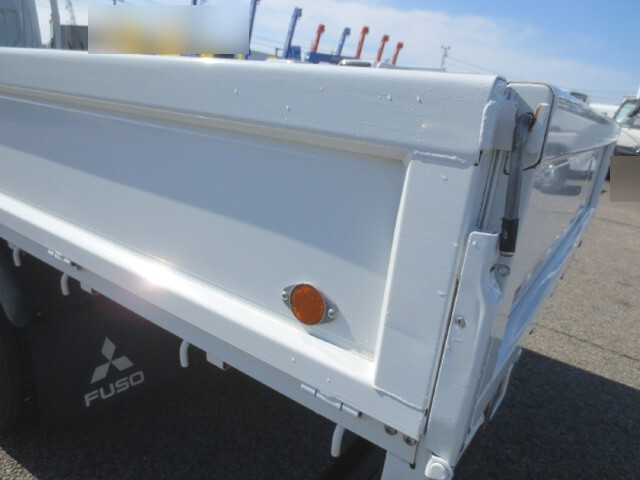 三菱ふそうキャンター平ボディ小型（2t・3t）[写真17]