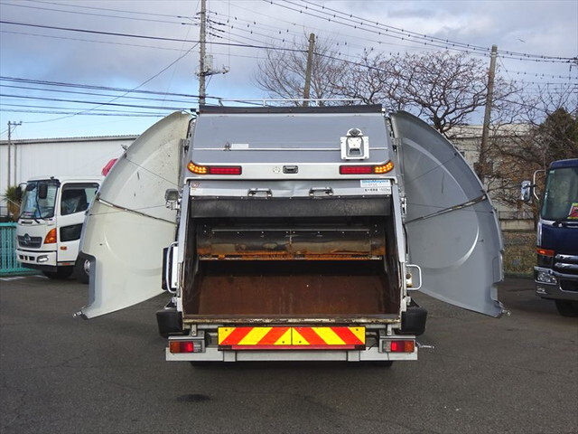日野レンジャーパッカー車（塵芥車）中型（4t）[写真05]