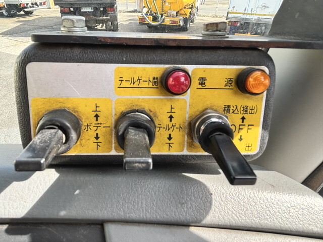 三菱ふそうファイターパッカー車（塵芥車）中型（4t）[写真33]