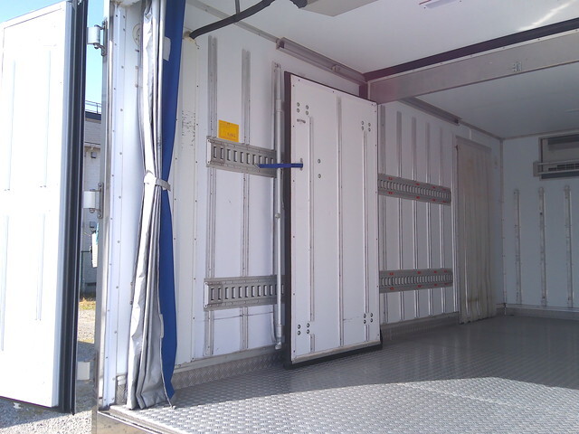 いすゞエルフ冷凍車（冷蔵車）小型（2t・3t）[写真38]