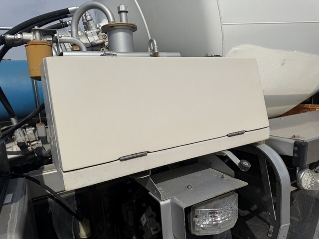 UDトラックスクオンミキサー車（コンクリートミキサー）大型（10t）[写真12]