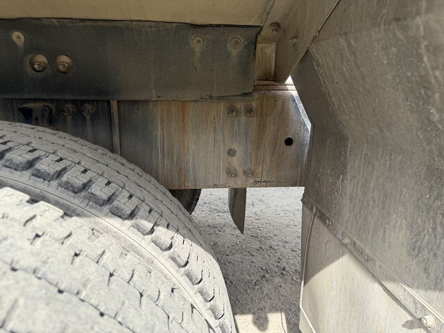 UDトラックスクオンミキサー車（コンクリートミキサー）大型（10t）[写真13]