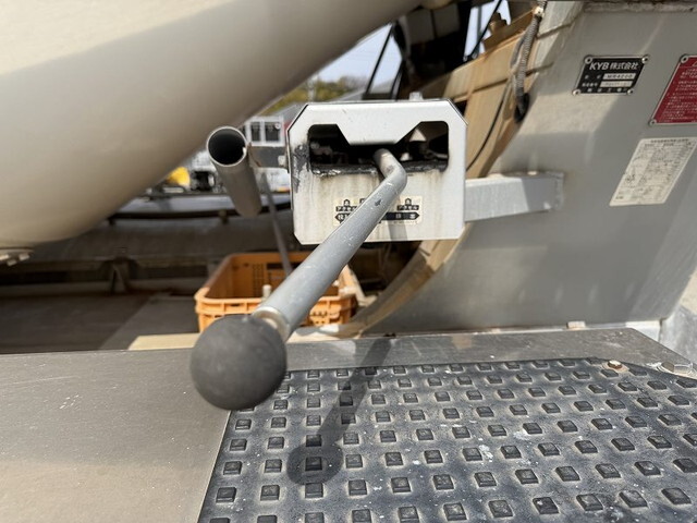 UDトラックスクオンミキサー車（コンクリートミキサー）大型（10t）[写真14]