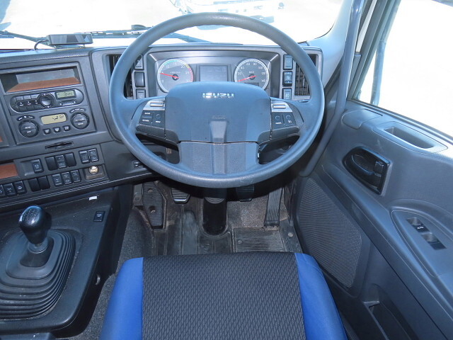 いすゞギガアルミウイング大型（10t）[写真24]