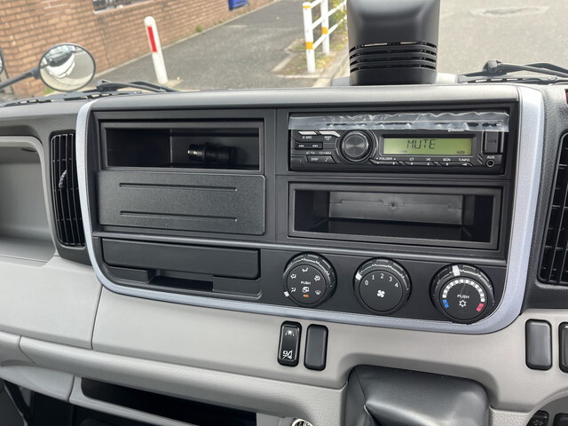 三菱ふそうキャンターコンテナ専用車小型（2t・3t）[写真10]