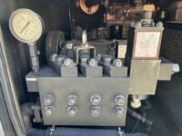 いすゞエルフ高圧洗浄車小型（2t・3t）[写真11]