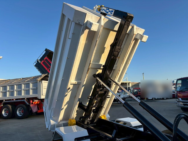 三菱ふそうキャンターコンテナ専用車小型（2t・3t）[写真12]