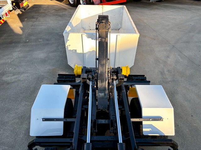 三菱ふそうキャンターコンテナ専用車小型（2t・3t）[写真13]