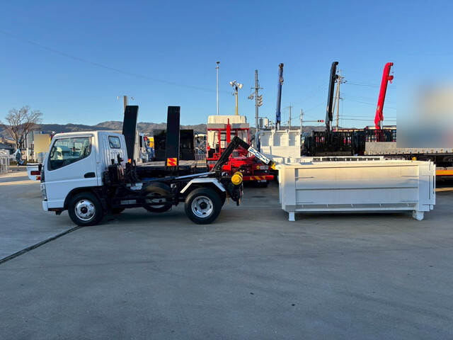 三菱ふそうキャンターコンテナ専用車小型（2t・3t）[写真15]