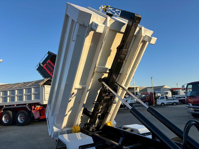 三菱ふそうキャンターコンテナ専用車小型（2t・3t）[写真17]