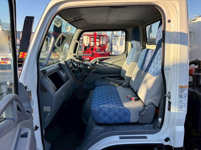 三菱ふそうキャンターコンテナ専用車小型（2t・3t）[写真27]