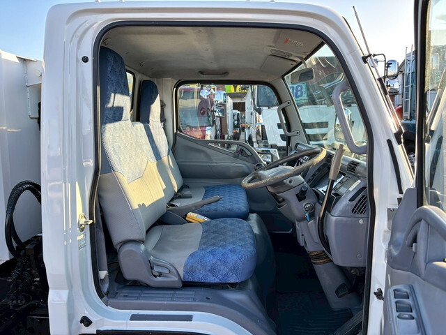 三菱ふそうキャンターコンテナ専用車小型（2t・3t）[写真32]