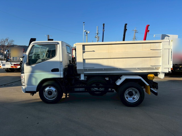 三菱ふそうキャンターコンテナ専用車小型（2t・3t）[写真09]