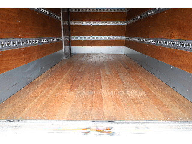 三菱ふそうキャンターアルミバン小型（2t・3t）[写真16]