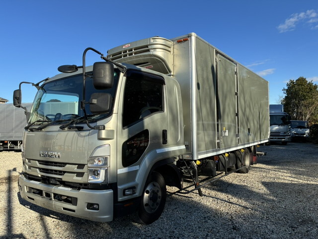いすゞフォワード冷凍車（冷蔵車）中型（4t）[写真01]