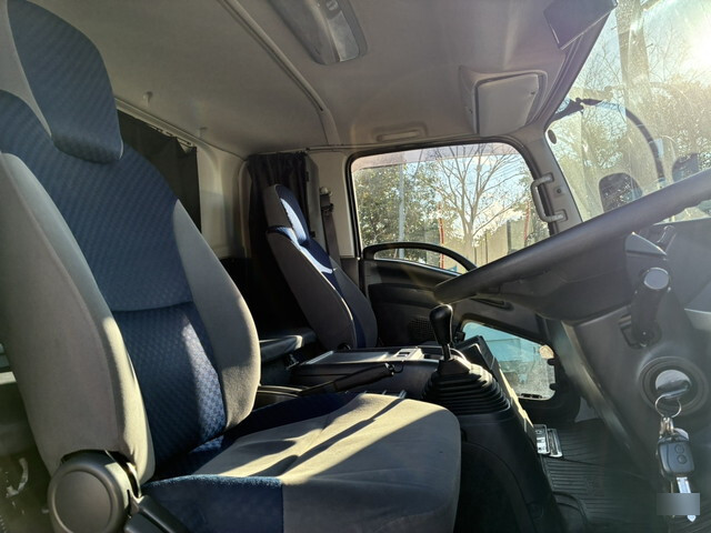 いすゞフォワード冷凍車（冷蔵車）中型（4t）[写真16]