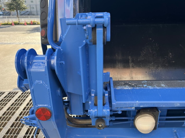 UDトラックスコンドルパッカー車（塵芥車）中型（4t）[写真13]