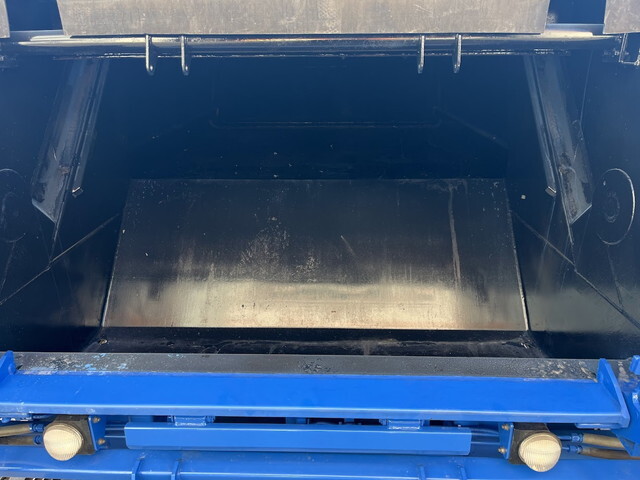 UDトラックスコンドルパッカー車（塵芥車）中型（4t）[写真09]