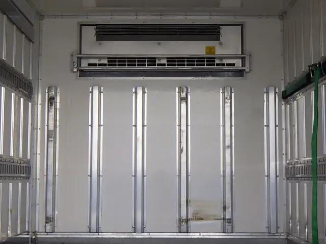 三菱ふそうキャンター冷凍車（冷蔵車）小型（2t・3t）[写真06]