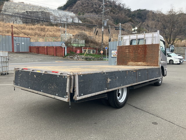 三菱ふそうキャンター平ボディ小型（2t・3t）[写真13]