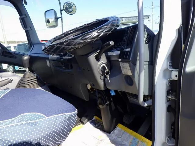 いすゞフォワードアルミバン中型（4t）[写真18]