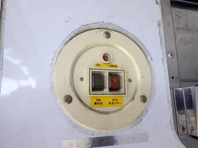 いすゞエルフ冷凍車（冷蔵車）小型（2t・3t）[写真08]