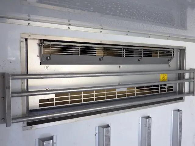 いすゞエルフ冷凍車（冷蔵車）小型（2t・3t）[写真09]