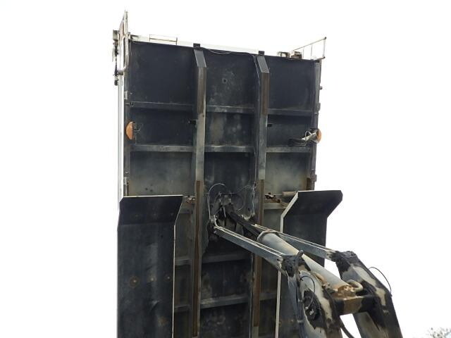 UDトラックスクオンダンプ大型（10t）[写真12]