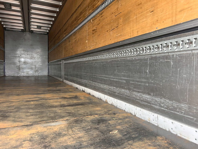 いすゞギガアルミウイング大型（10t）[写真12]