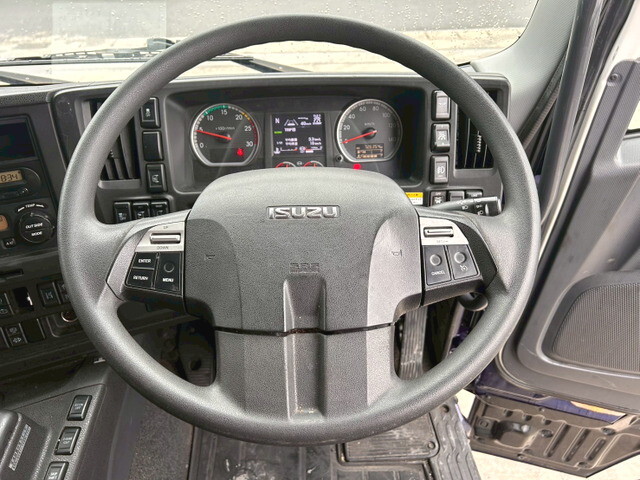 いすゞギガアルミウイング大型（10t）[写真20]