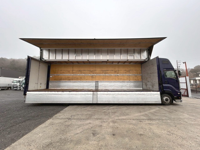 いすゞギガアルミウイング大型（10t）[写真08]