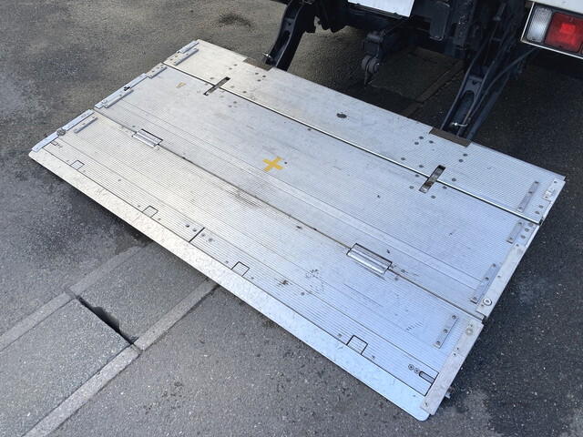 三菱ふそうキャンターアルミバン小型（2t・3t）[写真06]