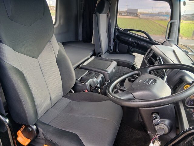 日野プロフィアトレーラーヘッド（トラクターヘッド）大型（10t）[写真36]