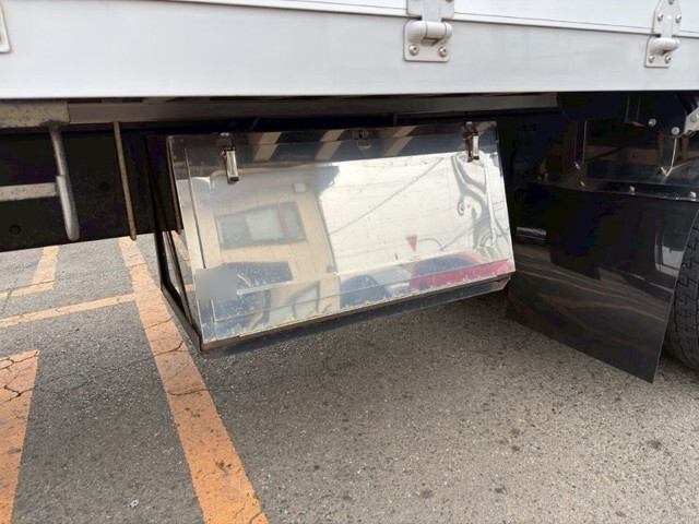 UDトラックスクオンアルミウイング大型（10t）[写真17]