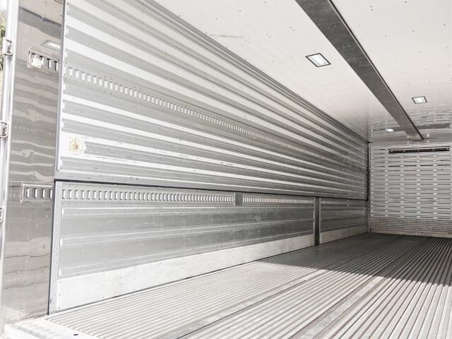 UDトラックスクオン冷蔵冷凍ウイング大型（10t）[写真14]