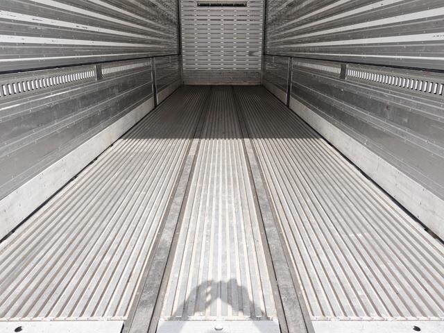 UDトラックスクオン冷蔵冷凍ウイング大型（10t）[写真17]