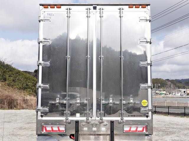 UDトラックスクオン冷蔵冷凍ウイング大型（10t）[写真02]