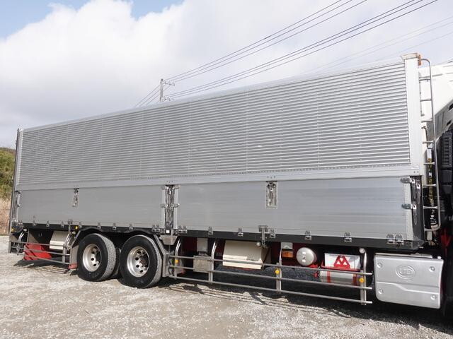 UDトラックスクオン冷蔵冷凍ウイング大型（10t）[写真05]