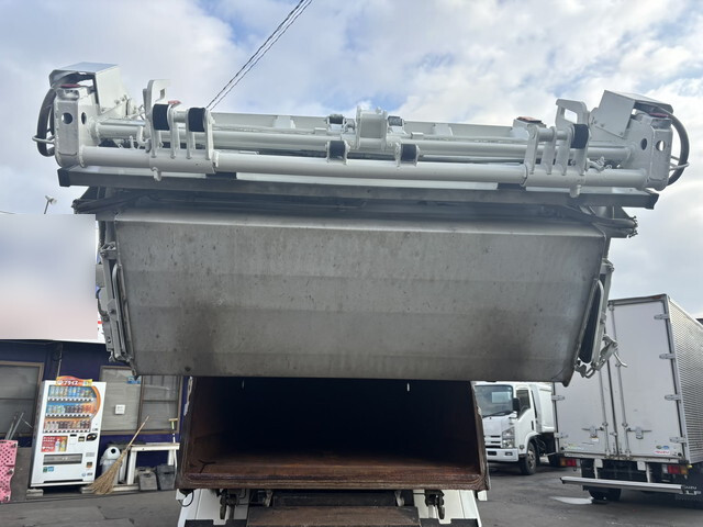 日野レンジャーパッカー車（塵芥車）中型（4t）[写真13]