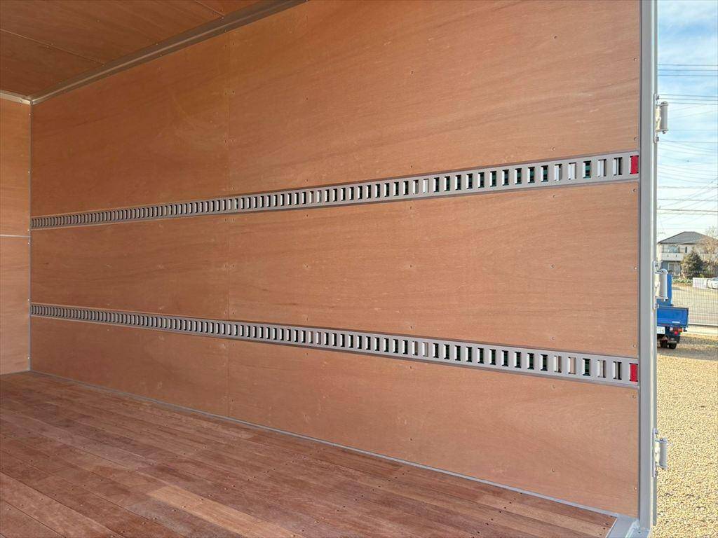 三菱ふそうキャンターアルミバン小型（2t・3t）[写真10]