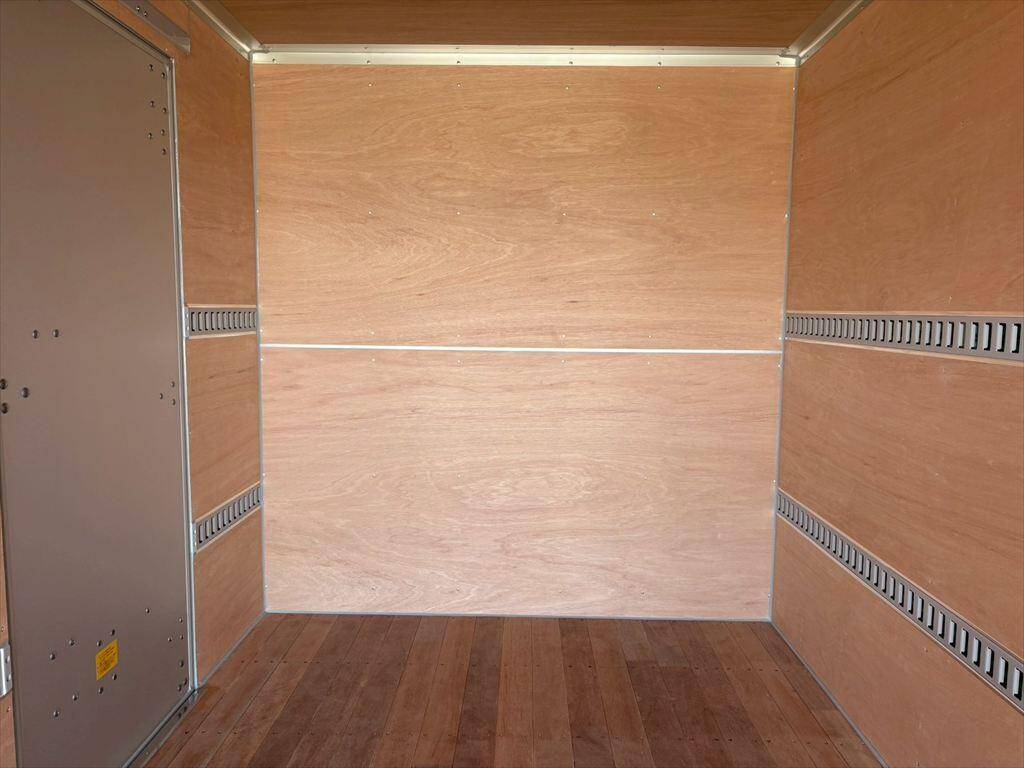 三菱ふそうキャンターアルミバン小型（2t・3t）[写真07]