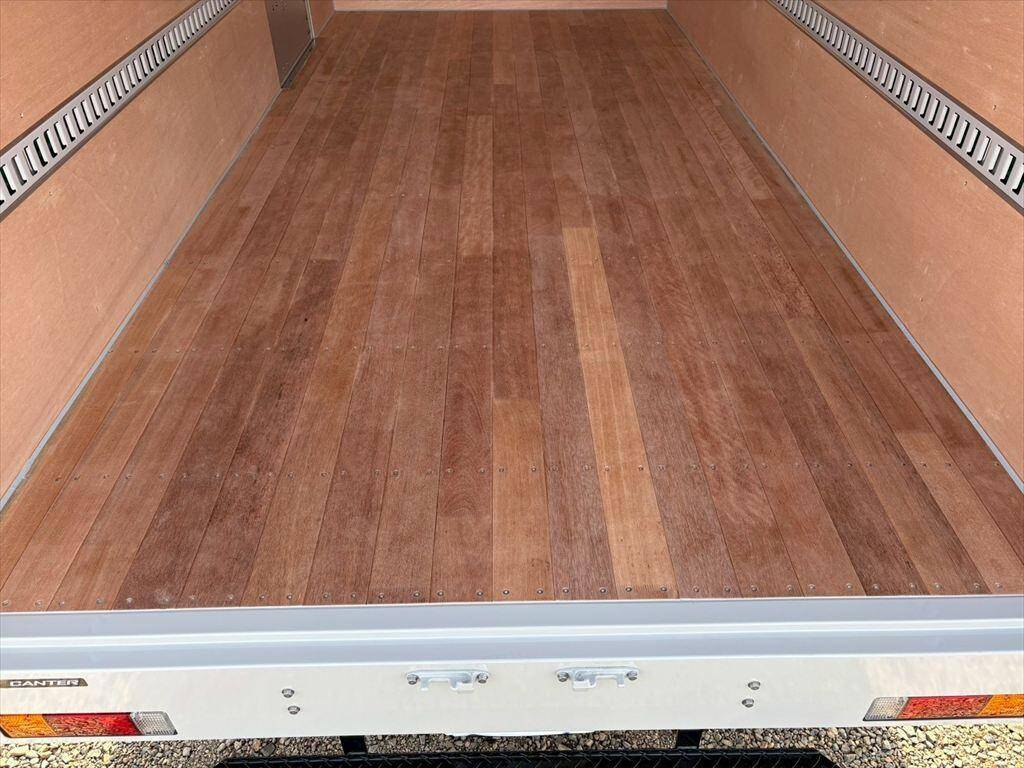 三菱ふそうキャンターアルミバン小型（2t・3t）[写真08]