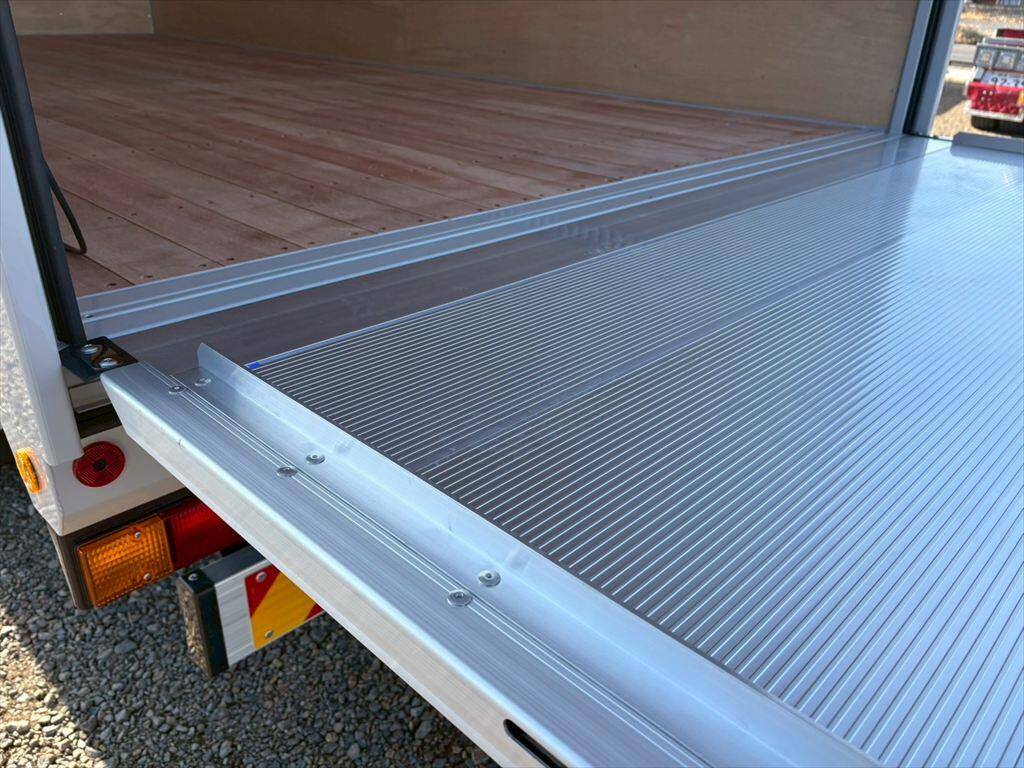 三菱ふそうキャンターアルミバン小型（2t・3t）[写真11]