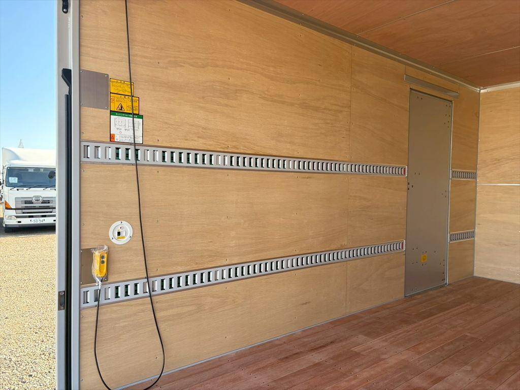 三菱ふそうキャンターアルミバン小型（2t・3t）[写真09]