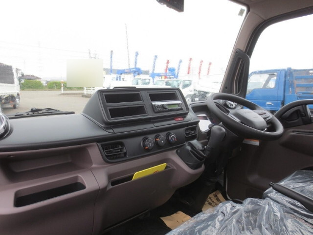 三菱ふそうキャンター平ボディ小型（2t・3t）[写真12]