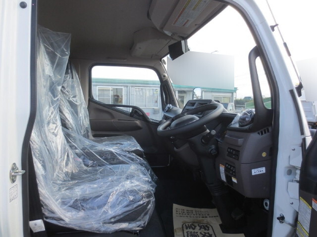 三菱ふそうキャンターアルミウイング小型（2t・3t）[写真11]