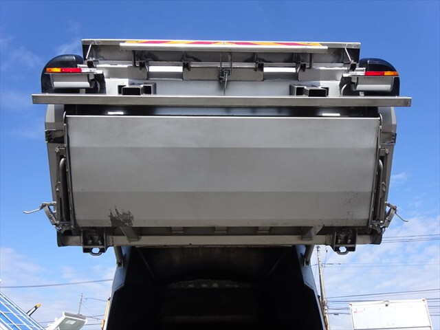 日野レンジャーパッカー車（塵芥車）中型（4t）[写真14]