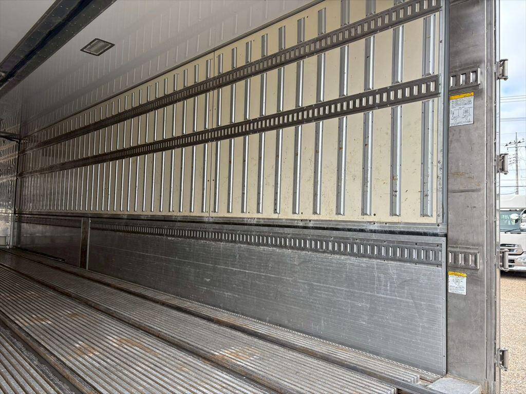 日野プロフィア冷蔵冷凍ウイング大型（10t）[写真10]