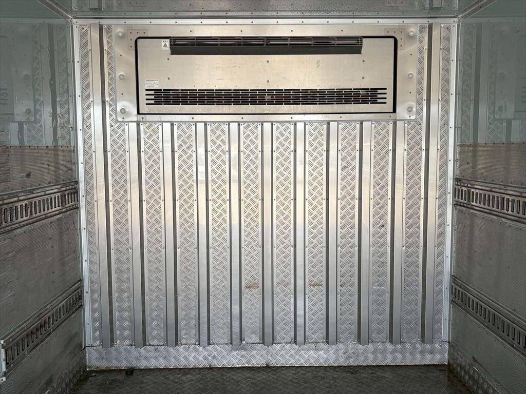 いすゞフォワード冷凍車（冷蔵車）増トン（6t・8t）[写真07]