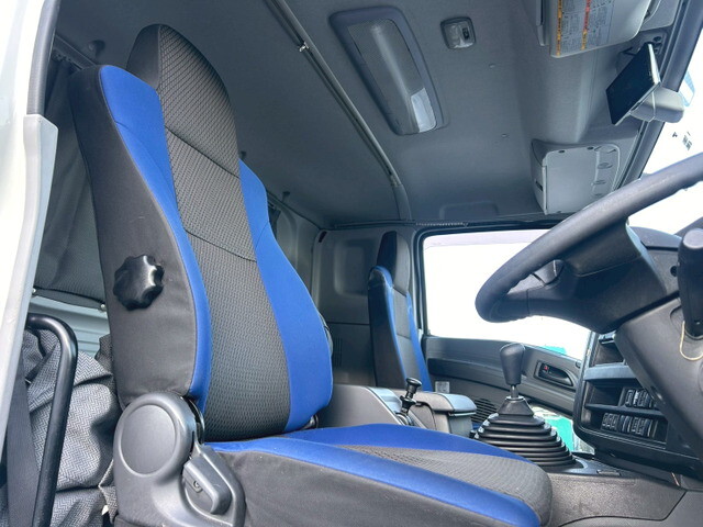 いすゞギガアルミウイング大型（10t）[写真12]